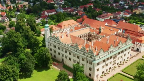 Kolem Starobylého Hradu Bouzov Rostou Zelené Stromy Terakotovými Střechami Které — Stock video