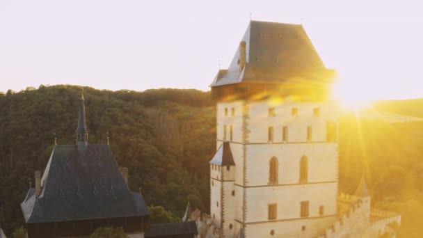 Soleil Illumine Vieux Château Karlstejn Avec Des Toits Gothiques Contre — Video