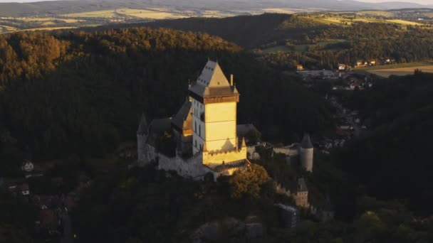 석양빛은 언덕에 스테인 환하게 줍니다 체코의 양식의 — 비디오
