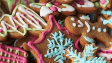 Noel ruhu yaratmak ve Noel günü kullanmak için süslenmiş zencefilli ekmek. Parlak krema malzemeleriyle süslenmiş el yapımı kurabiyeler.
