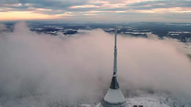 Płaszczyzna Unikalnej Wieży Jested Zbudowana Szczycie Góry Leśnej Pokrytej Śniegiem — Wideo stockowe