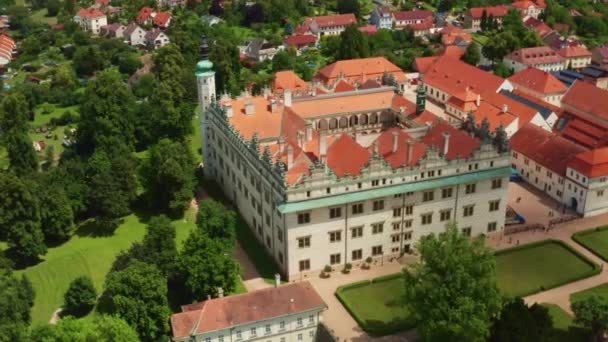 Ιστορικό Κάστρο Της Litomysl Περιβάλλεται Από Πλούσια Βλάστηση Την Ηλιόλουστη — Αρχείο Βίντεο