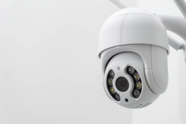 Antenli yuvarlak CCTV kamerası beyaz duvara video çekiyor. Görüntüleri kaydetmek ve yayınlamak için dijital ekipman