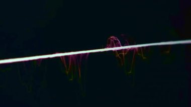 Neon ses titreşimleri siyah arkaplan makro görünümünde dengeleyici. Gözlemlenen hareketli grafiğin şık tasarımı. Teknik işlem denetimi