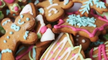 Farklı renklerde krema ile süslenmiş zencefilli ekmekler Noel ruhunu Noel için bekliyor. Süslü tatlılar tabağa.