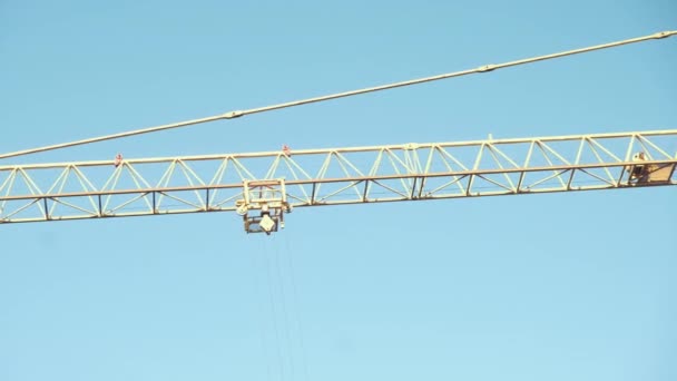 塔式起重机 用于在蓝天下将混凝土浇注成模板 高层建筑建筑用机械设备 — 图库视频影像