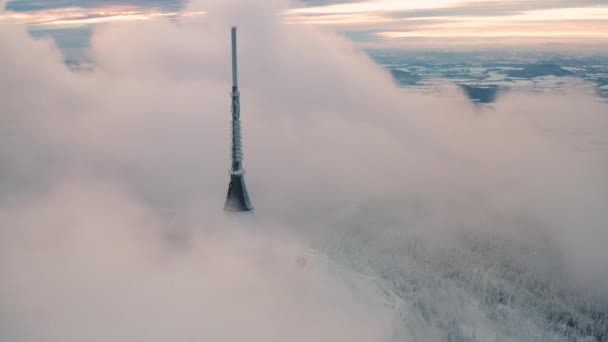 Torre Spire Jested Vista Través Una Densa Niebla Día Invierno — Vídeos de Stock