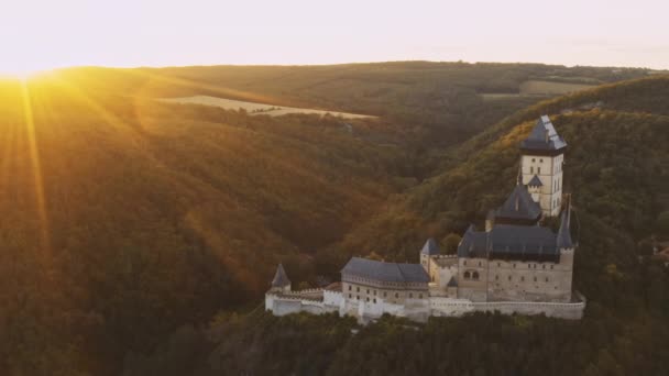 Grand Château Historique Karlstejn Dresse Sur Une Colline Forestière Géante — Video