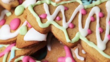 Noel 'i kutlamak için hazırlanmış bir yığın süslü zencefilli ekmek. Farklı şekillerde zencefilli ekmekler tatil atmosferini yakınlaştırır.