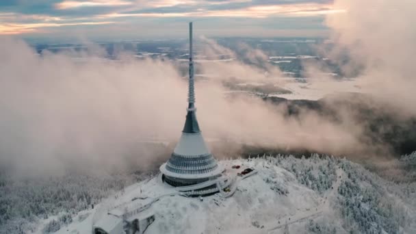 Башня Построенная Высокой Лесной Вершине Горы Покрытой Снегом Высокая Конструкция — стоковое видео