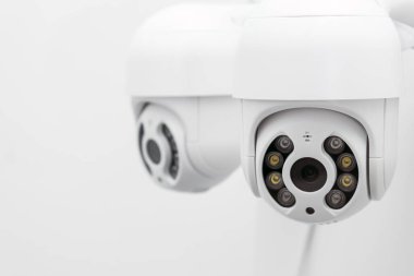Yuvarlak IP kameraları iş merkezini ziyaret eden misafirlerin videosunu çeker. Malı ve personeli kayıt cihazlarıyla koru