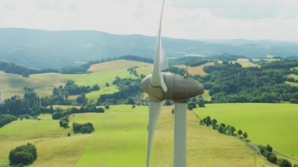 Moderní Větrný Mlýn Produkuje Energii Otáčením Lopatek Pomocí Větru Turbína — Stock video