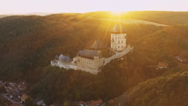 Ville Marché Château Karlstejn Construit Sur Une Colline Forestière Géante — Video