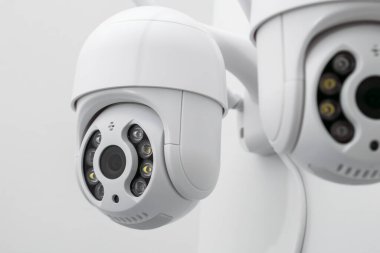 Yuvarlak IP kameraları iş merkezini ziyaret eden misafirlerin videosunu çeker. Malı ve personeli kayıt cihazlarıyla koru