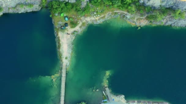 石灰石采石场大美洲被清澈的深蓝色海水淹没 风景秀丽的Velka America 绿树成荫 坐落在村庄的空中 — 图库视频影像