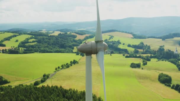 Wind Dreht Große Metallflügel Moderner Windmühlen Grenzenlose Wiese Mit Gras — Stockvideo