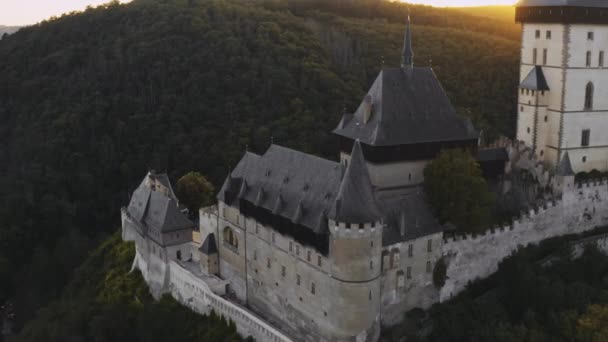 Château Gothique Karlstejn Entouré Grandes Forêts Sur Les Collines Soleil — Video