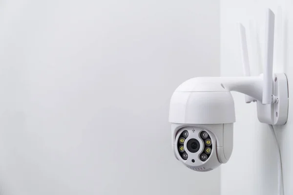 Ronde Cctv Camera Met Antennes Maakt Video Witte Muur Digitale — Stockfoto