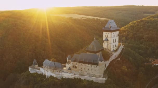 Lumière Coucher Soleil Illumine Ancien Château Karlstejn Construit Sur Une — Video