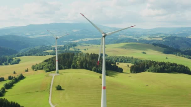 Elektryczne Wiatraki Zapewniają Czystą Odnawialną Energię Obszarach Wiejskich Turbiny Stoją — Wideo stockowe