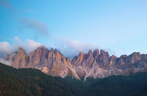 Pieken Van Dolomieten Bergen Bedekt Door Wolken Santa Maddalena Dorp — Stockfoto