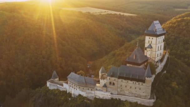 Château Gothique Karlstein Entouré Arbres Verdoyants Coucher Soleil Forteresse Historique — Video