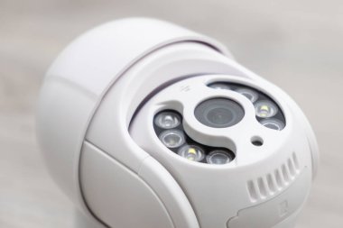 Modern CCTV kamerası masada kurulum için hazır..