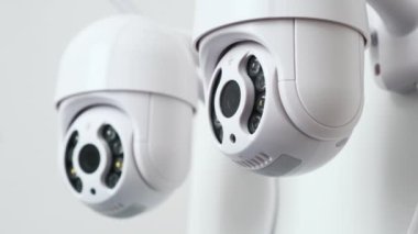 Küçük IP kamerası ofis odasındaki gözlem alanını kapatıyor. Mülkü ve insanları korumak için video kaydediyorum. Olayların çevrimiçi çevrimiçi çevirisi