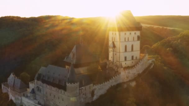 Grand Château Ancien Karlstejn Dresse Dans Les Hautes Terres Lumière — Video