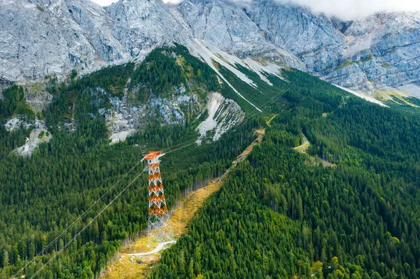 Pylône Ligne Électrique Haut Dans Les Montagnes Entouré Arbres Vue — Photo