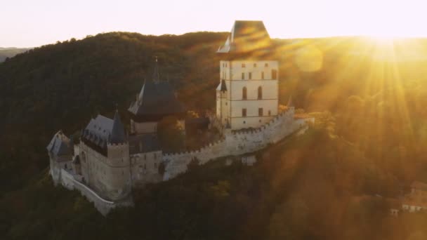 Château Gothique Karlstejn Dresse Sur Colline Forestière Éclairée Par Lumière — Video