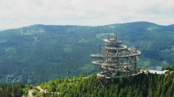 ドルニ モラヴァの湾曲した木製の展望台とスカイウォークタワー 晴れた夏の空の景色の谷近くの緑の森林の山のピークのアトラクション — ストック動画