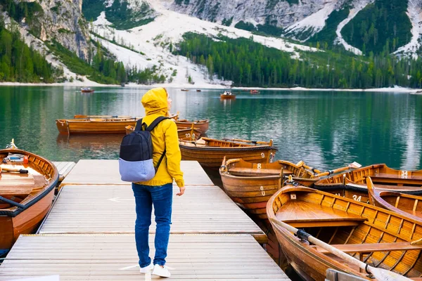 Вдохновляющая Женщина Путешественница Желтой Куртке Посещает Популярное Озеро Брэйс Стоит — стоковое фото