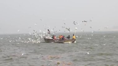 Varanasi, Utter pradesh, Hindistan, 3 Ocak 2022, ghatlardan kutsal Varanasi şehri manzarası. Nehrin kıyısına demirlemiş tekneler.