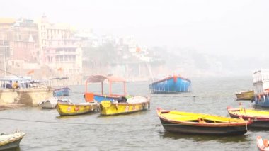 Varanasi, Utter pradesh, Hindistan, 3 Ocak 2022, ghatlardan kutsal Varanasi şehri manzarası. Nehrin kıyısına demirlemiş tekneler.