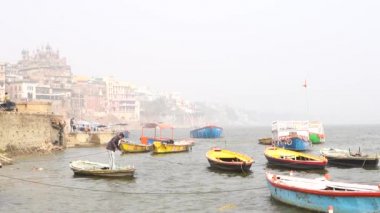 Varanasi, Utter pradesh, Hindistan, 3 Ocak 2022, ghatlardan kutsal Varanasi şehri manzarası. Nehrin kıyısına demirlemiş tekneler.