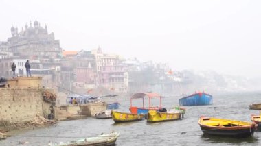 Varanasi, Utter pradesh, Hindistan, 3 Ocak 2022, ghatlardan kutsal Varanasi şehri manzarası. Nehrin kıyısına demirlemiş tekneler.