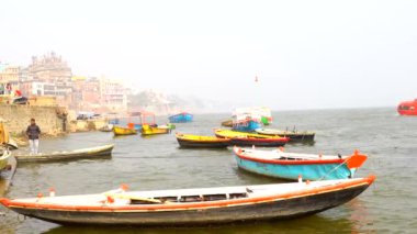 Varanasi, Utter pradesh, Hindistan, 3 Ocak 2022, ghatlardan kutsal Varanasi şehri manzarası. Nehrin kıyısına demirlemiş tekneler.