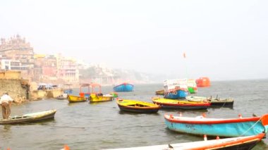 Varanasi, Utter pradesh, Hindistan, 3 Ocak 2022, ghatlardan kutsal Varanasi şehri manzarası. Nehrin kıyısına demirlemiş tekneler.