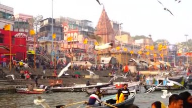 Varanasi, Utter pradesh, Hindistan, 3 Ocak 2022, ghatlardan kutsal Varanasi şehri manzarası. Nehrin kıyısına demirlemiş tekneler.