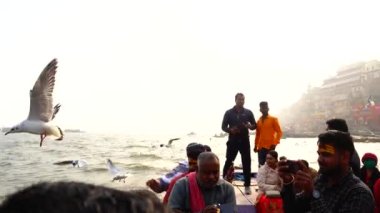 Varanasi, Utter pradesh, Hindistan, 3 Ocak 2022, ghatlardan kutsal Varanasi şehri manzarası. Nehrin kıyısına demirlemiş tekneler.