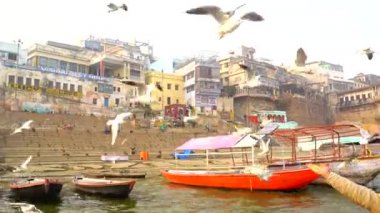 Varanasi, Utter pradesh, Hindistan, 3 Ocak 2022, ghatlardan kutsal Varanasi şehri manzarası. Nehrin kıyısına demirlemiş tekneler.