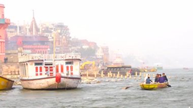 Varanasi, Utter pradesh, Hindistan, 3 Ocak 2022, ghatlardan kutsal Varanasi şehri manzarası. Nehrin kıyısına demirlemiş tekneler.
