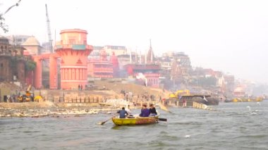 Varanasi, Utter pradesh, Hindistan, 3 Ocak 2022, ghatlardan kutsal Varanasi şehri manzarası. Nehrin kıyısına demirlemiş tekneler.