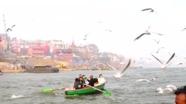 Varanasi, Utter pradesh, Hindistan, 3 Ocak 2022, ghatlardan kutsal Varanasi şehri manzarası. Nehrin kıyısına demirlemiş tekneler.