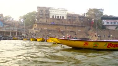 Varanasi, Utter pradesh, Hindistan, 3 Ocak 2022, ghatlardan kutsal Varanasi şehri manzarası. Nehrin kıyısına demirlemiş tekneler.