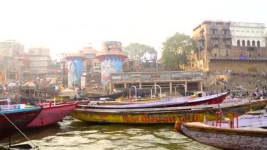 Varanasi, Utter pradesh, Hindistan, 3 Ocak 2022, ghatlardan kutsal Varanasi şehri manzarası. Nehrin kıyısına demirlemiş tekneler.