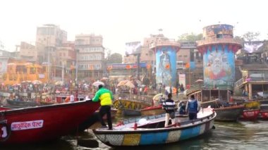 Varanasi, Utter pradesh, Hindistan, 3 Ocak 2022, ghatlardan kutsal Varanasi şehri manzarası. Nehrin kıyısına demirlemiş tekneler.