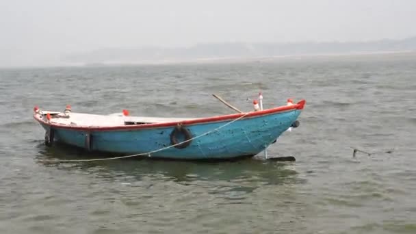 2022年1月3日 印度乌特尔普拉蒂瓦拉纳西 从哈茨俯瞰圣城瓦拉纳西 停泊在河岸上的船只 — 图库视频影像