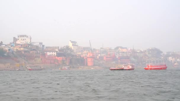 Varanasi Utter Pradesh India January 2022 帽子からVaranasiの聖なる都市の眺め 川の両岸に停泊している船 — ストック動画
